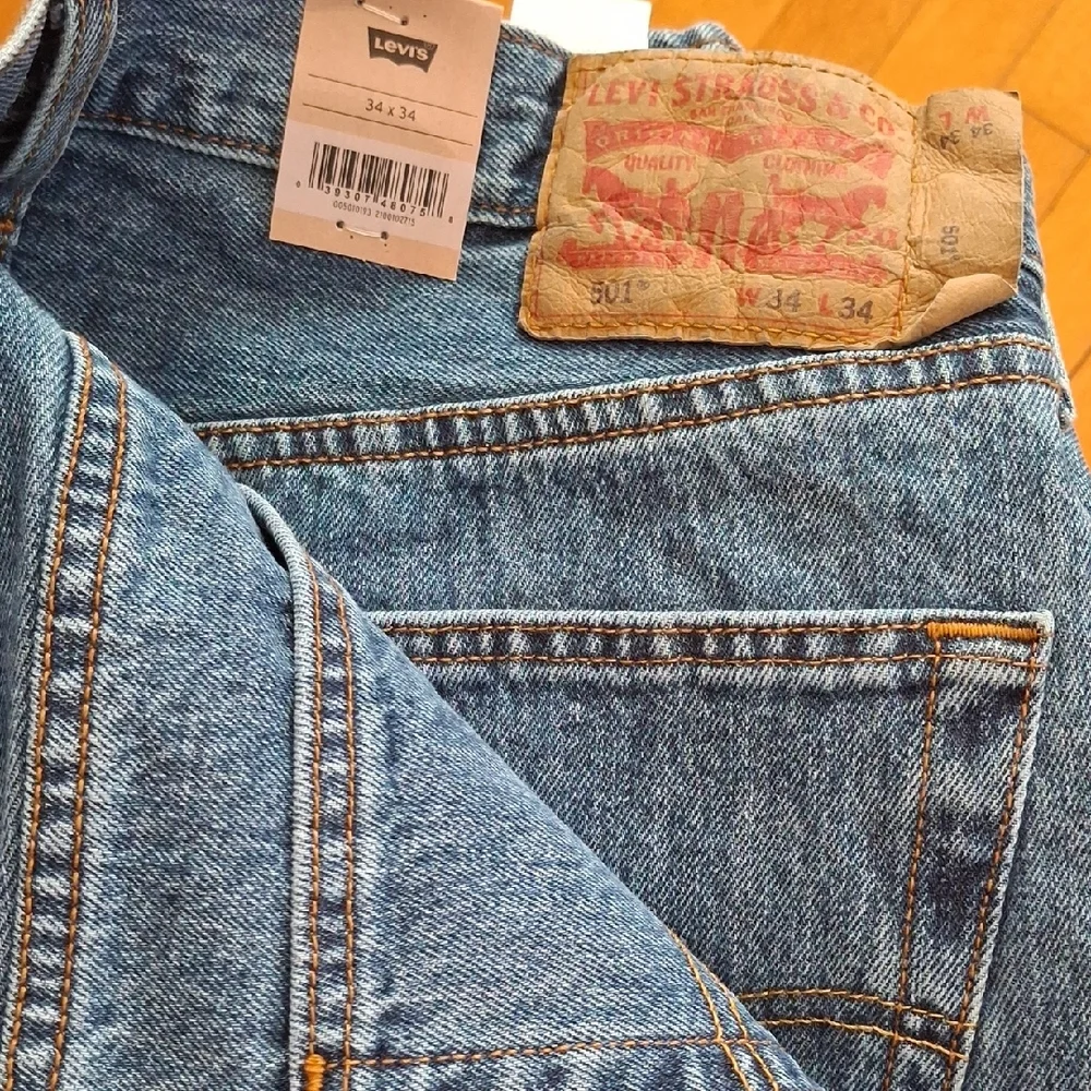 Levi's Straight Leg 501 Jeans in Medium Blue Denim - Picture 2 of 2